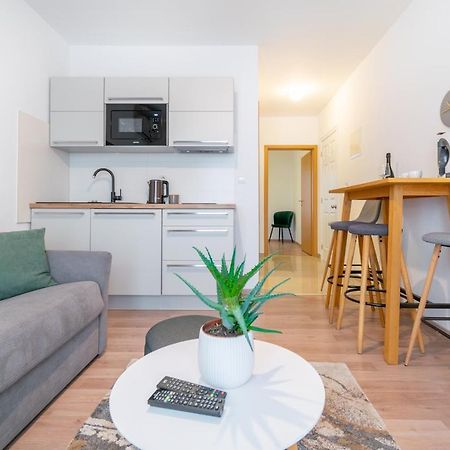 Apartmani Eterovic Baska Voda Luaran gambar